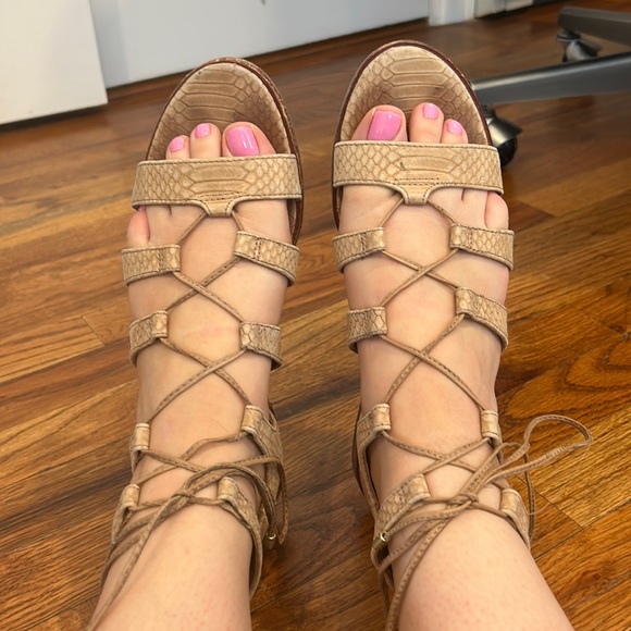 Vince Camuto sandals in good condition - Picture 4 of 15